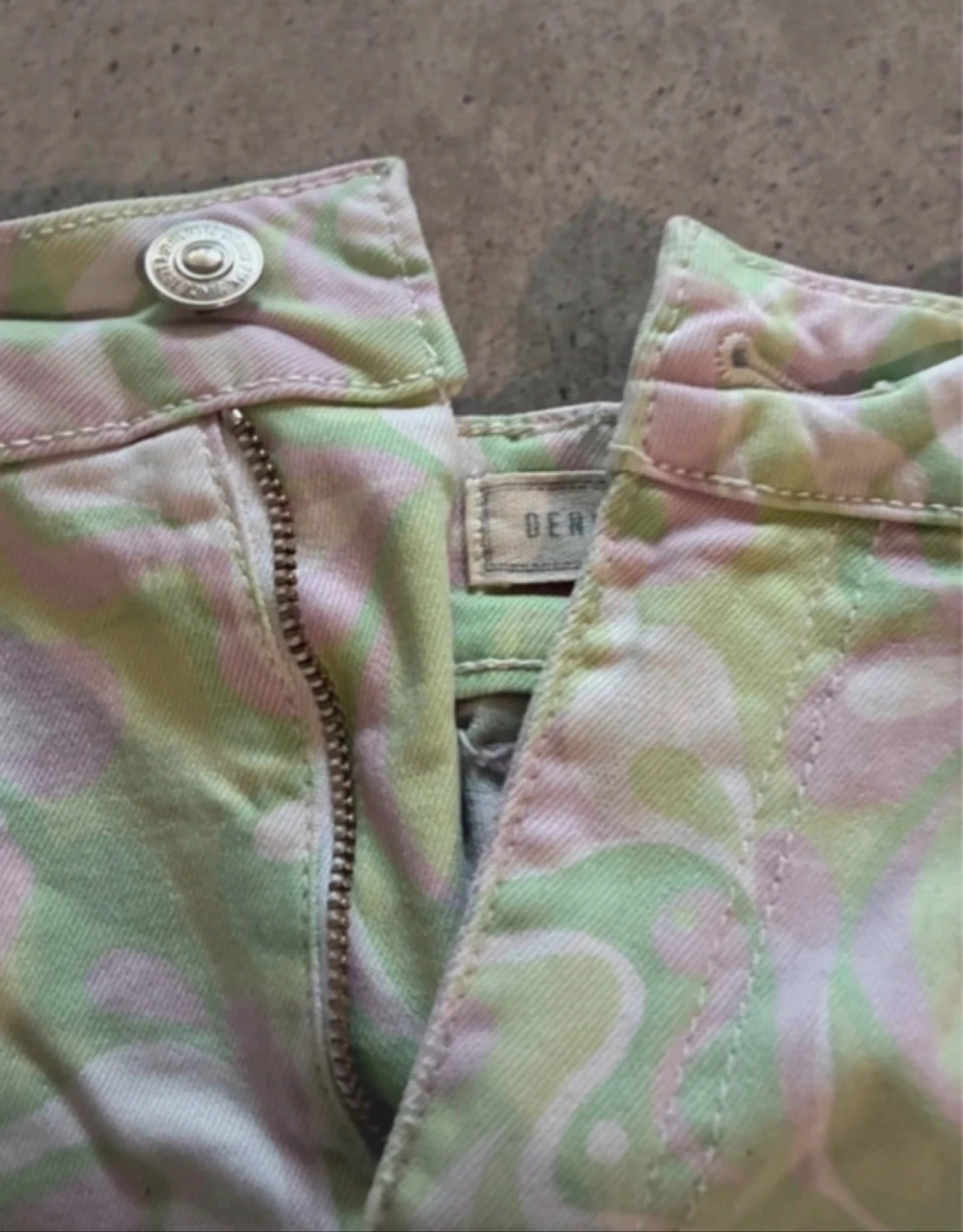 Short jeans pastel com estampa camuflada - Tamanho PP – photo 5